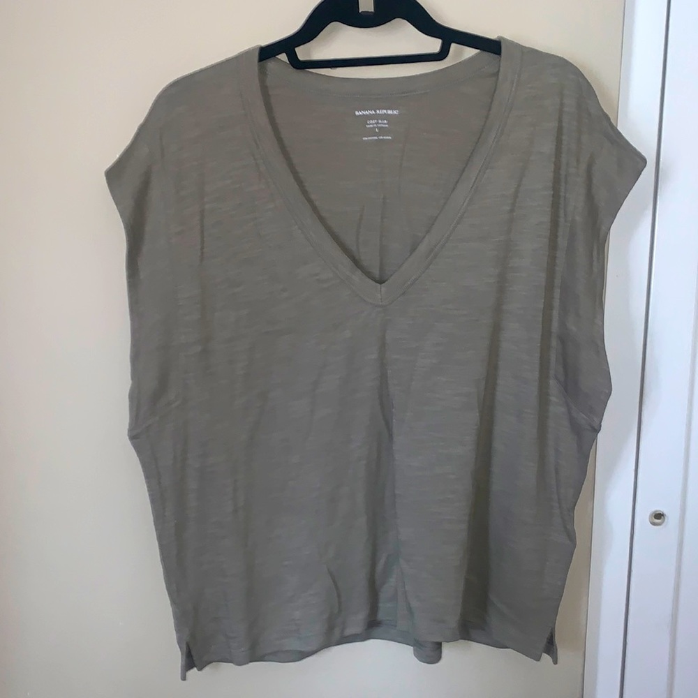 (NEVER WORN) (sleeveless) Banana Republic (L) olive green v-neck